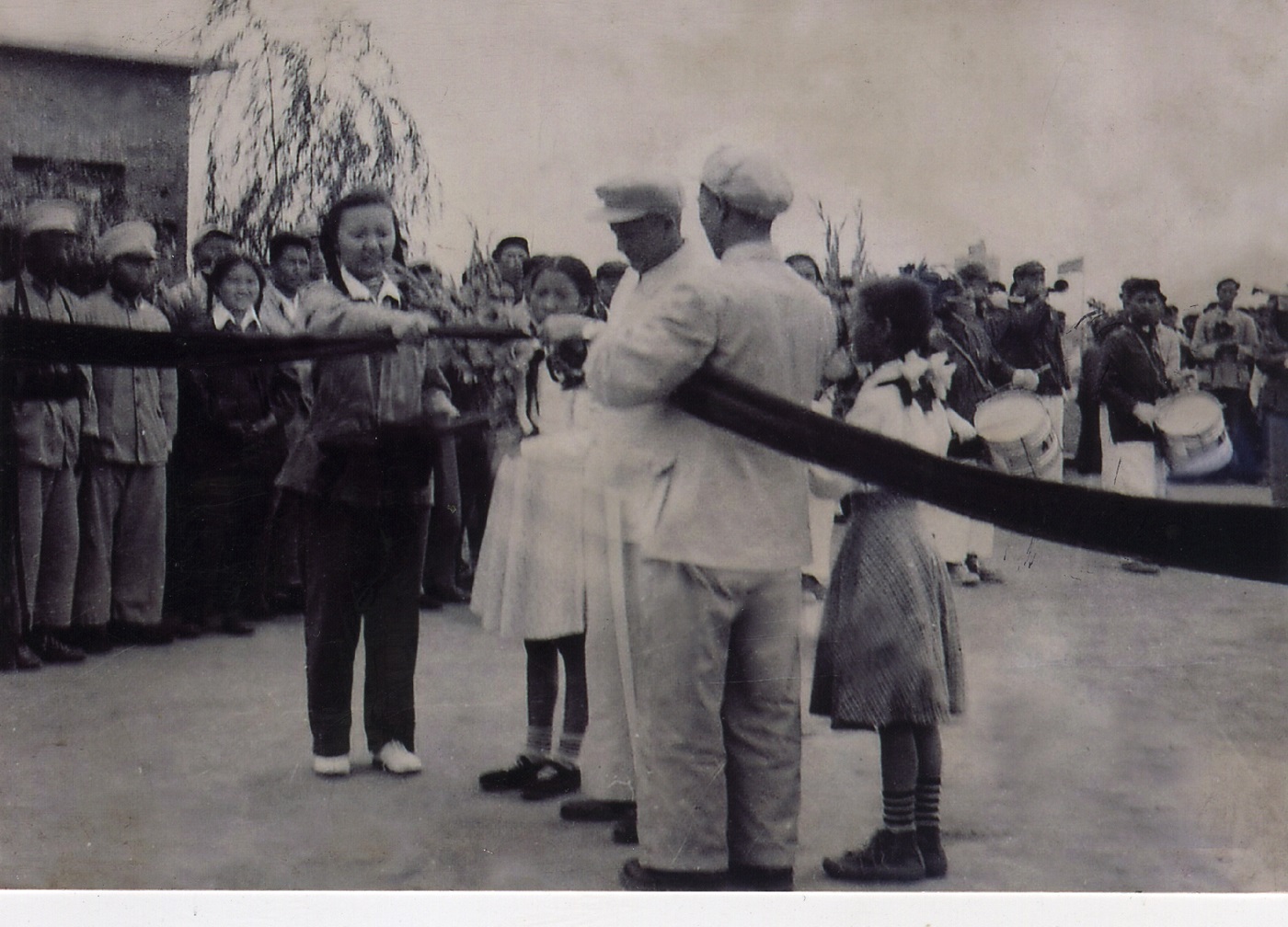 1954年8月1日紡織工業(yè)部部長(zhǎng)蔣光鼐為經(jīng)緯建成投產(chǎn)剪彩（1）.jpg